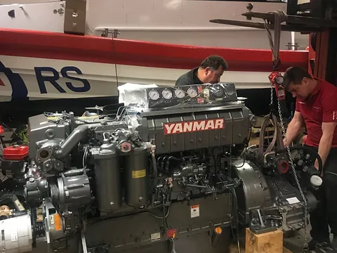 Installasjon av oppgradert motor på en LOS120 båt